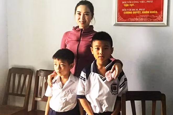 Chị Lê Thị Hồng Ngọc cùng hai học sinh Nguyễn Văn Hưng, Trần Minh Hiếu tại Công an xã Cam Bình