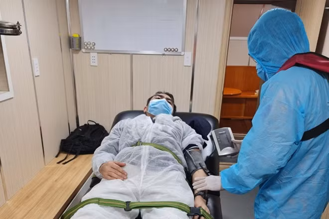 Kiểm tra sức khỏe và thân nhiệt bệnh nhân đảm bảo yêu cầu phòng, chống dịch COVID-19