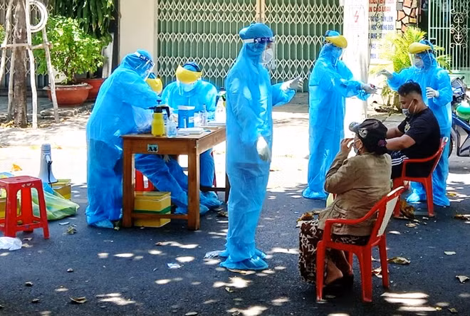 Nhân viên Trung tâm kiểm soát bệnh tật tỉnh Phú Yên lấy mẫu xét nghiệm sàng lọc virus SARS-CoV-2 trong khu phong tỏa.