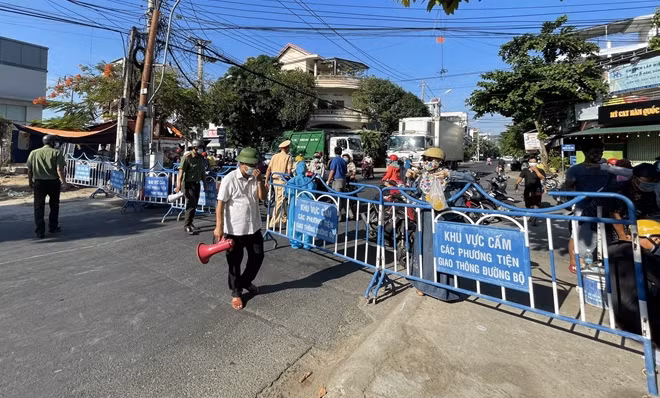 Rào chắn phong tỏa một khu dân cư ở xã Phước Đồng, TP Nha Trang - nơi có ca nhiễm COVID-19. Ảnh : X.N