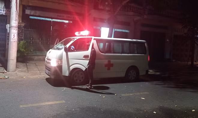 Trong đêm, xe chuyên dụng của cơ quan y tế đi đi truy vết tại các khu phong tỏa ở TP Tuy Hòa. Ảnh : Hữu Toàn
