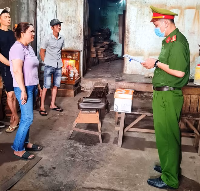 Công bố lệnh khám xét nơi ở của bị can Châu Thị Tuyết Trinh. Ảnh : Hữu Toàn