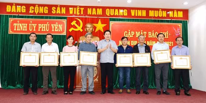 PV Báo CAND (bên trái) cùng một số đồng nghiệp được Ban Thường vụ Tỉnh ủy Phú Yên tặng bằng khen. Ảnh : CTV