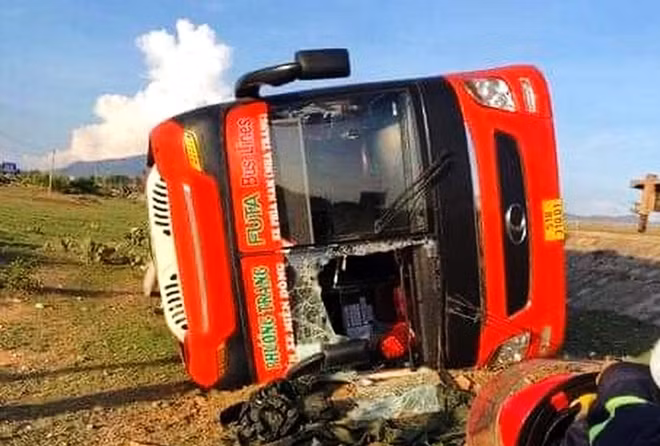 Xe ô tô khách lật nghiêng sau khi lao xuống lề đường bên phải.