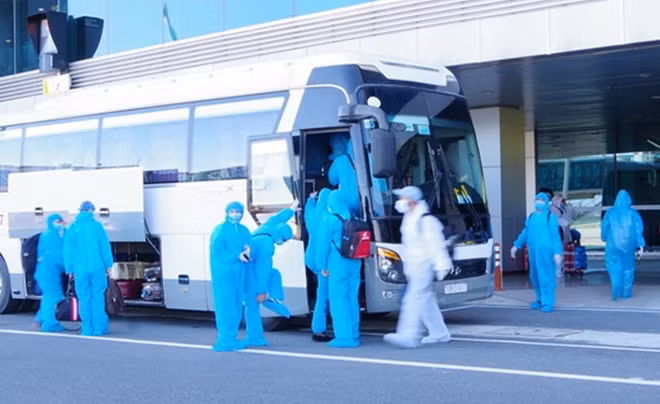 235 công dân Việt Nam trở về từ Bruinei rời sân bay quốc tế Cam Ranh lên xe ô tô về khu cách ly y tế.