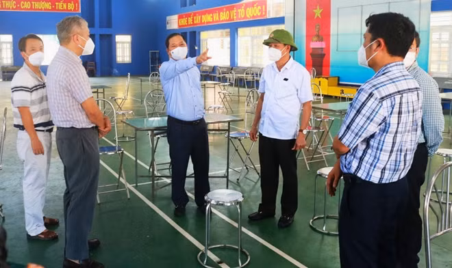Chủ tịch UBND tỉnh Bình Định kiểm tra và chỉ đạo công tác phòng, chống dịch tại thị xã Hoài Nhơn