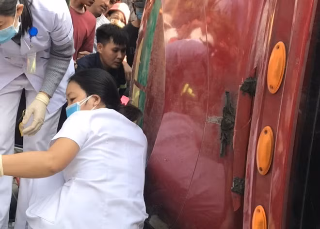 Nhân viên Trung tâm Y tế thị xã Sông Cầu sớm có mặt tại hiện trường để cấp cứu tại chỗ nhưng do bị thương nặng nên nạn nhân tử vong. Ảnh: Hữu Toàn