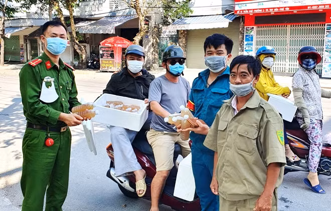 Chia sẻ khó khăn của Công an TP Tuy Hòa cùng với dân quân, bảo vệ dân phố, người dân tự nguyên đưa nước giải khát đến các chốt gác phòng, chống dịch COVID-19. Ảnh: Hữu Toàn