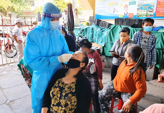 Tiểu thương ở chợ Tuy Hòa được lấy mẫu xét nghiệm sàng lọc COVID-19
