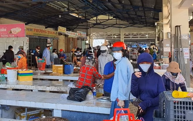 Người dân "đua" nhau đến chợ phường 7 là chợ truyền thống duy nhất còn lại ở TP Tuy Hòa được phép hoạt động