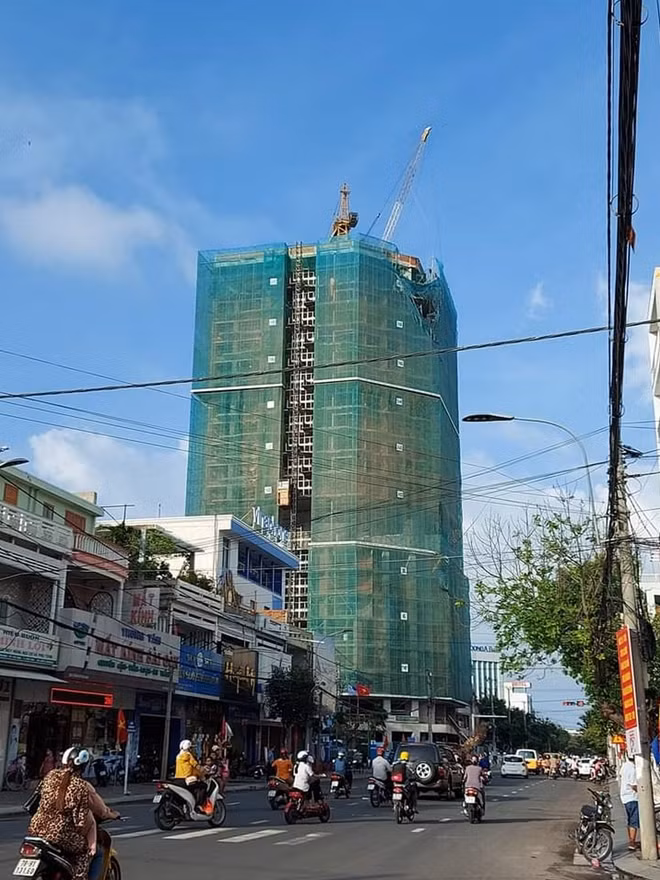 Cần cẩu tháp rơi từ tầng thứ 20 tòa nhà xuống đường phố
