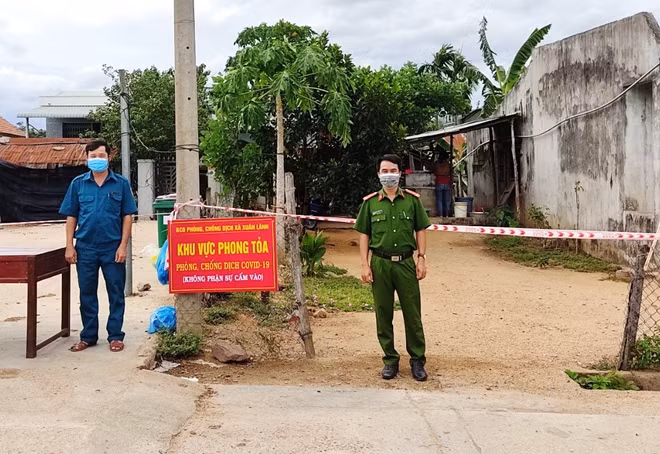 Một khu dân cư ở thôn Soi Nga, xã Xuân Lãnh, huyện Đồng Xuân (Phú Yên) đã được phong tỏa. Ảnh : Hữu Duy