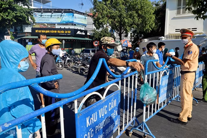 Công an tăng cường thường trực tại các chốt kiểm soát khu vực phong tỏa ở TP Nha Trang. Ảnh : Xuân Ngọc
