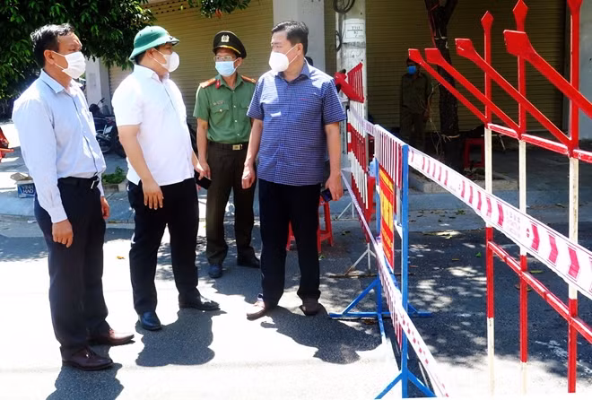 Chủ tịch UBND tỉnh Phú Yên (áp xanh caro) kiểm tra các điểm phong tỏa ở TP Tuy Hòa và thị xã Đông Hòa