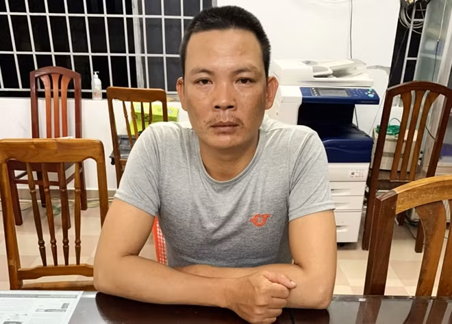 Đối tượng Hồ Ngọc Châu đến Công an TP Cam Ranh để đầu thú