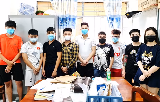 Đối tượng bán ma túy trái phép cùng 8 nam, nữ thanh niên tụ tập "bay, lắc"
