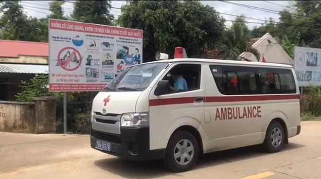 Xe cấp cứu đưa 8 học sinh về Trung tâm Y tế huyện Tuy An để cấp cứu và điều trị