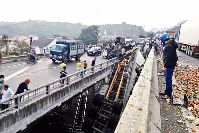 Hiện trường vụ tai nạn thu hút sự hiếu kỳ của nhiều người dân địa phương