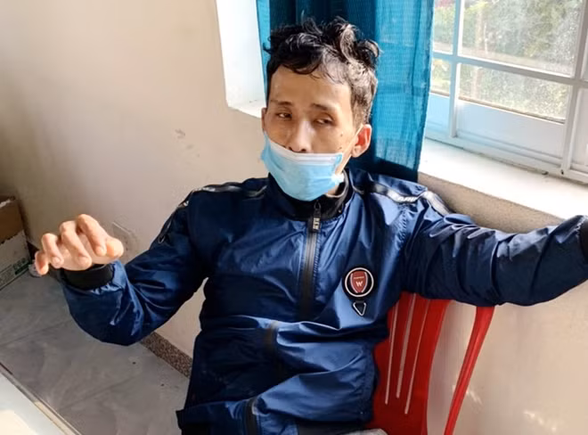 Đối tượng Huỳnh Thanh Tùng sau khi bị bắt giữ. Ảnh: Hữu Toàn