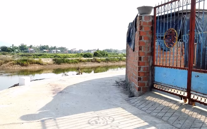 Hiện trường vụ trọng án trước cửa nhà nạn nhân.