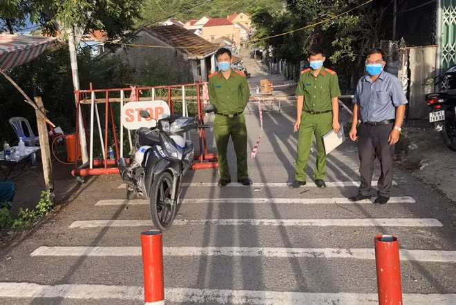Công an xã Ninh Lộc tham gia truy vết F1, F2 và thường trực tại chốt kiểm soát dịch COVID-19 ở thôn Tân Thủy
