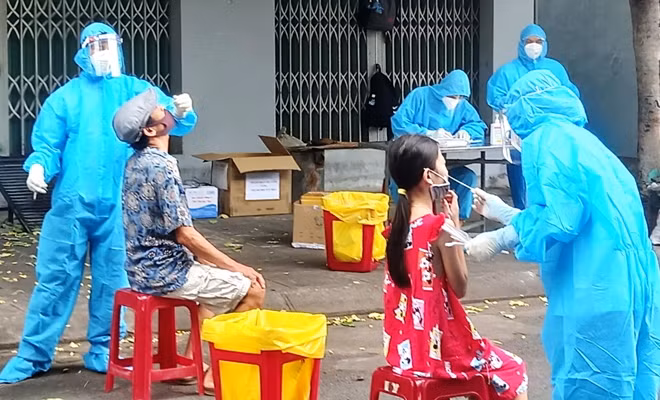 Lấy mẫu xét nghiệm sàng lọc tại các khu phong tỏa ở TP Tuy Hòa. Ảnh : Hữu Toàn
