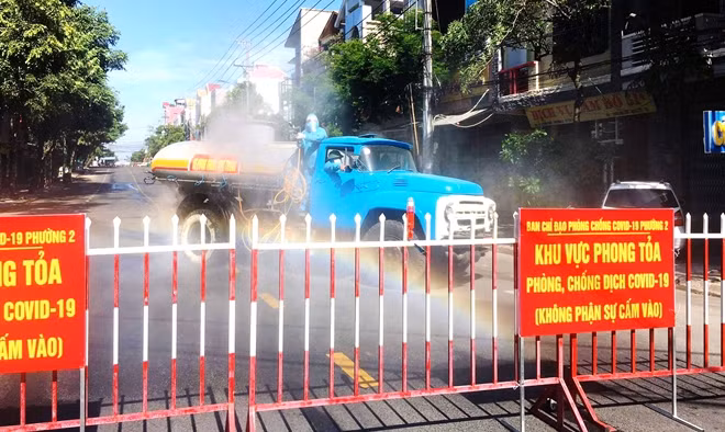 Phun thuốc khử khuẩn tại các khu phong tỏa ở TP Tuy Hòa