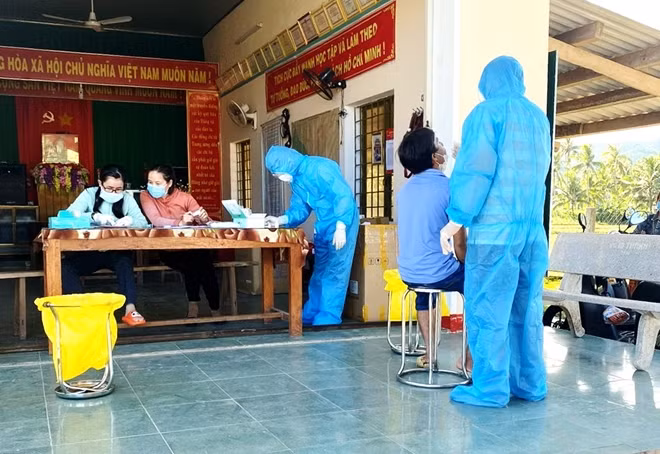 Lấy mẫu xét nghiệm sàng lọc COVID-19 có người dân trong khu phong tỏa ở thị xã Hoài Nhơn (Bình Định)