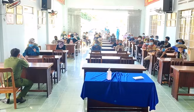 Trưởng Công an xã Ninh Ích nắm thông tin từ ông Phạm Văn Đình - đại diện 47 người dân tộc H'rê