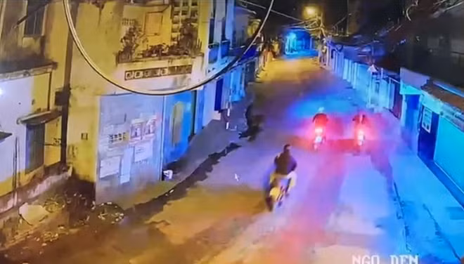 Nạn nhân đi xe máy phía sau hai nghi can trước khi bị sát hại. Ảnh: CA trích xuất từ camera của người dân