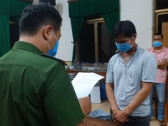 Công an công bố lệnh bắt khẩn cấp và khám xét nơi ở của Lê Đức Hoàng. Công an công bố lệnh bắt khẩn cấp và khám xét nơi ở của Lê Đức Hoàng.