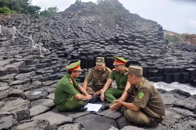 Công an xã An Ninh Đông, huyện Tuy An (Phú Yên) tuần tra bảo vệ an ninh trật tự di tích quốc gia đặc biệt Danh lam thắng cảnh Gành Đá Đĩa. Ảnh : Hữu Toàn
