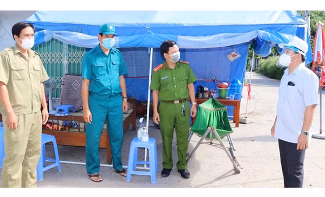 Lãnh đạo huyện Phú Hòa kiểm tra, chỉ đạo siết chặt công tác phòng, chống COVID-19 tại một chốt kiểm soát ở xã Hòa Thắng. Ảnh : Kim Chi