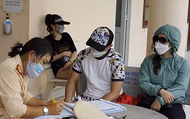 CSGT Công an TP Quy Nhơn lập biên bản hành vi vi phạm của lái xe và tạm giữ xe ô tô