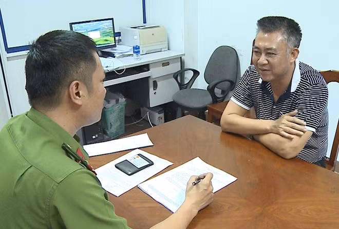 Đối tượng Đinh Tiến Sử sau khi bị Phòng CSHS Công an Thừa Thiên - Huế bắt giữ theo quyết định truy nã đặc biệt toàn quốc của Cơ quan điều tra quân sự Bộ Quốc phòng. Ảnh : Anh Khoa Đối tượng Đinh Tiến Sử sau khi bị Phòng CSHS Công an Thừa Thiên - Huế bắt giữ theo quyết định truy nã đặc biệt toàn quốc của Cơ quan điều tra quân sự Bộ Quốc phòng. Ảnh : Anh Khoa