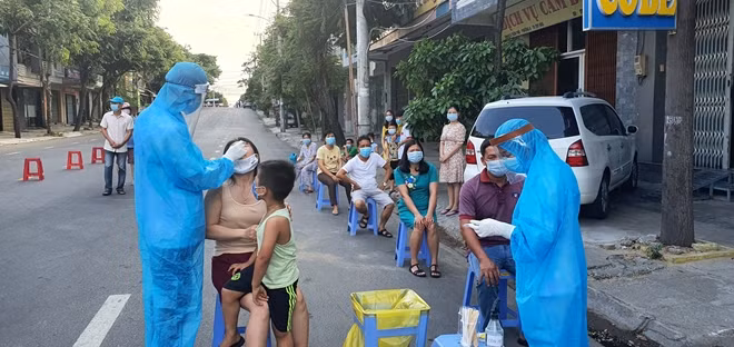 Tập trung lấy mẫu xét nghiệm sàng lọc để truy vết tại các khu dân cư đã phong tỏa ở TP Tuy Hòa