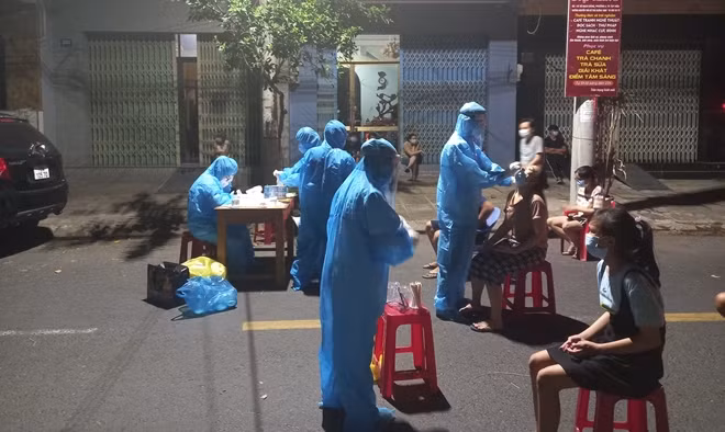 Lấy mẫu xét nghiệm sàng lọc từ người dân trong khu vực phong tỏa ở phía Bắc đường Lê Trung Kiên, phường 2, TP Tuy Hòa. Ảnh : Hữu Toàn