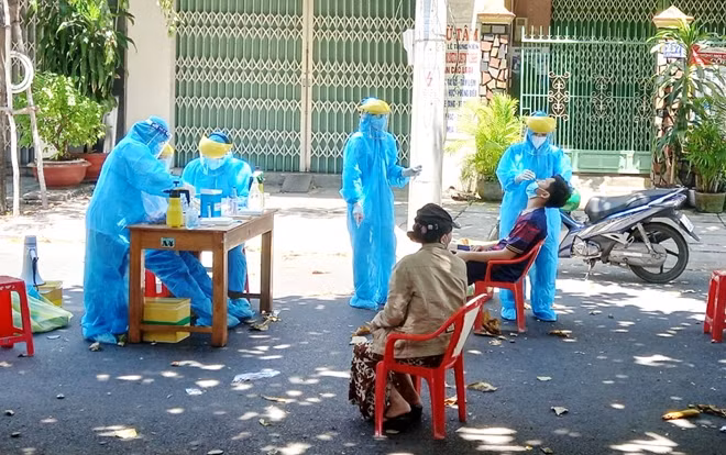 Trung tâm Y tế TP Tuy Hòa lấy mẫu xét nghiệm sàng lọc những người dân trong vùng phong tỏa ở TP Tuy Hòa. Ảnh : Hữu Toàn