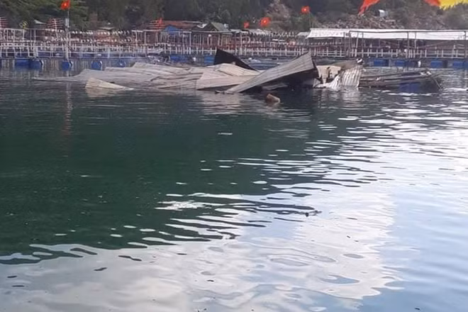 Nhà hàng bè nổi Minh Tố bị hỏa hoạn thiêu rụi chỉ còn lại mái tôn nổi lềnh bềnh trên mặt nước.