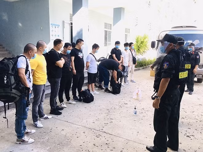 10 người Trung Quốc nhập cảnh trái phép chuẩn bị rời Ninh Thuận để hồi hương. Ảnh : Công an Ninh Thuận