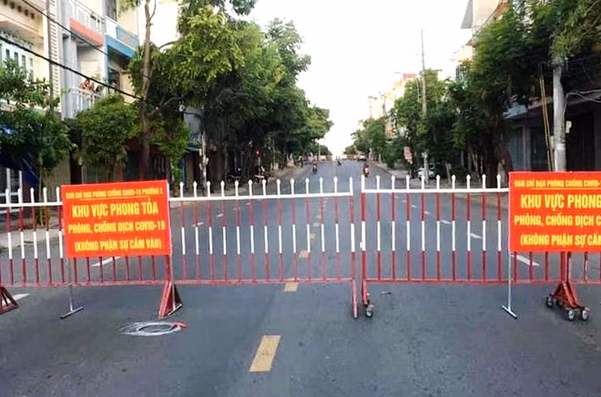 Một số đoạn phố ở TP Tuy Hòa đã được phong tỏa từ sáng sớm ngày 24/6