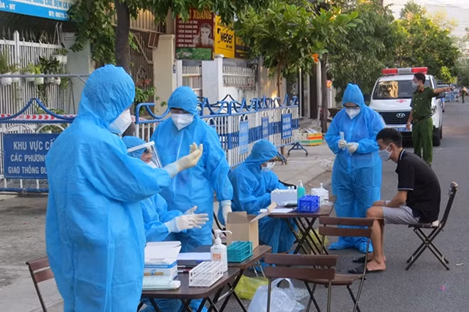 Nhân viên y tế lấy mẫu xét nghiệm của người dân trong một đoạn phố phong tỏa trên đường Bửu Đóa, phường Phước Long, TP Nha Trang. Ảnh : C. Đan