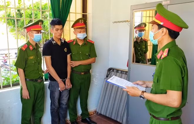 Công bố lệnh bắt tạm giam Diệp Xuân Sang. Ảnh : Nguyễn Trung Hậu (Công an Bình Định)