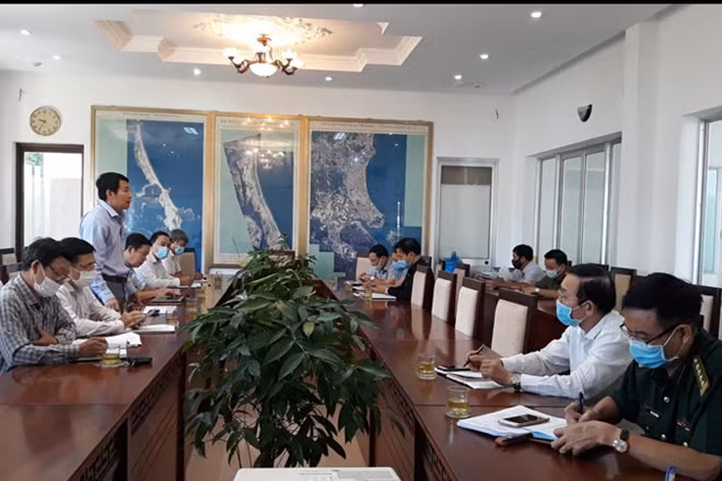 Thông báo khẩn được phát đi sau cuộc họp do Phó Chủ tịch UBND tỉnh Khánh Hòa Đinh Văn Thiệu chủ trì. Ảnh : C. Đan