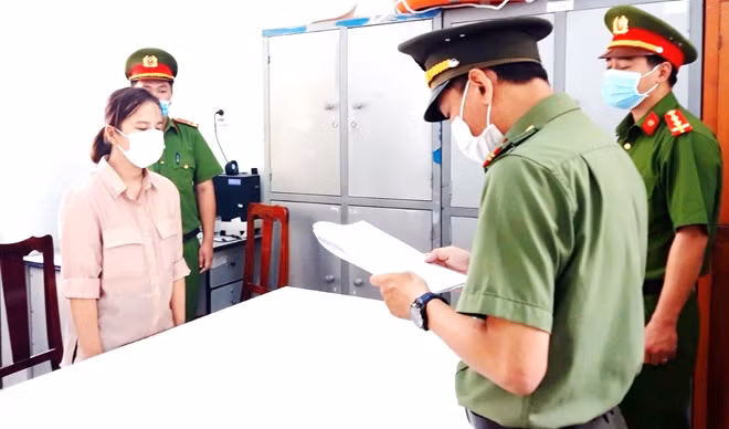Công bố quyết định khởi tố bị can và lệnh bắt tạm giam Nguyễn Thị Thủy An. Ảnh : CTV