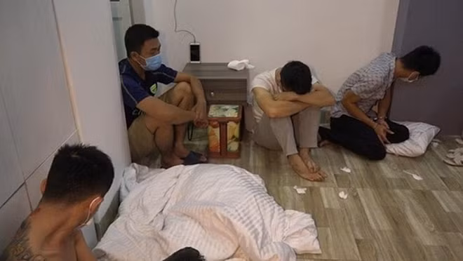 Một số đối tượng bị bắt quả tang đang sử dụng, tàng trữ ma túy. Ảnh : Công an cung cấp