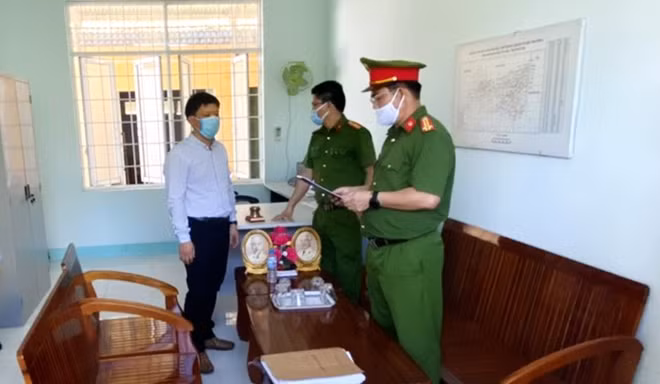 Công bố quyết định khởi tố bị can và lệnh bắt tạm giam Dương Tấn Định tại Hạt kiểm lâm huyện Tây Hòa và nhà riêng. Ảnh : Hữu Toàn
