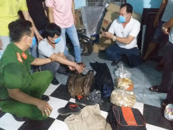 Công an kiểm đếm tang vật. Ảnh: Tấn Tài Công an kiểm đếm tang vật. Ảnh: Tấn Tài