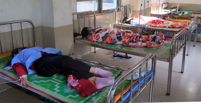 Công nhân ngộ độc thực phẩm đang được điều trị tại Bệnh viện Đa khoa tỉnh Phú Yên