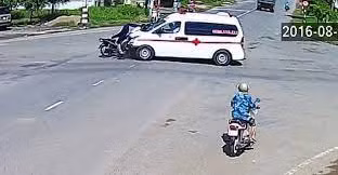 Xe cấp cứu tư nhân tông chết người đàn ông đi xe máy